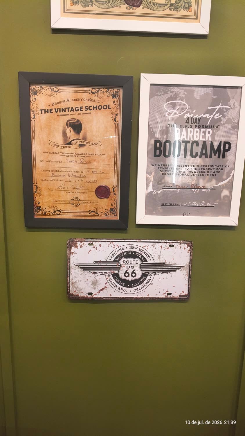 Parede de certificados do estúdio