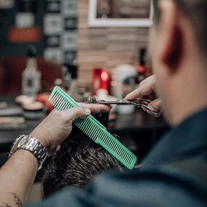 Jader cortando o cabelo de um cliente